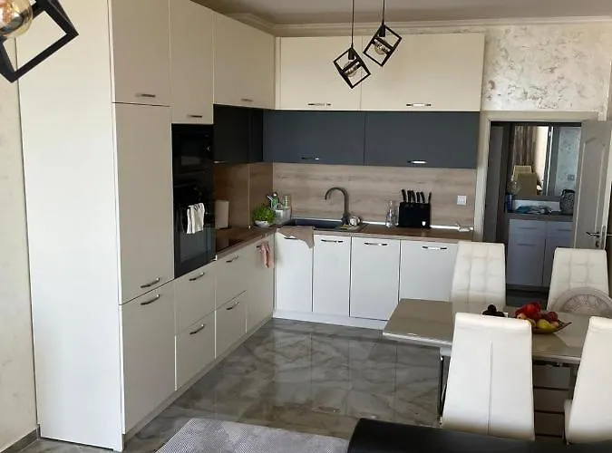 Luxury Penthouse At Valencia Gardens *