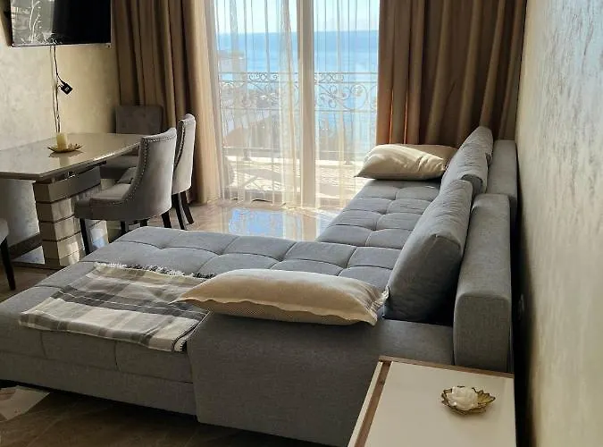 Luxury Penthouse At Valencia Gardens شقة